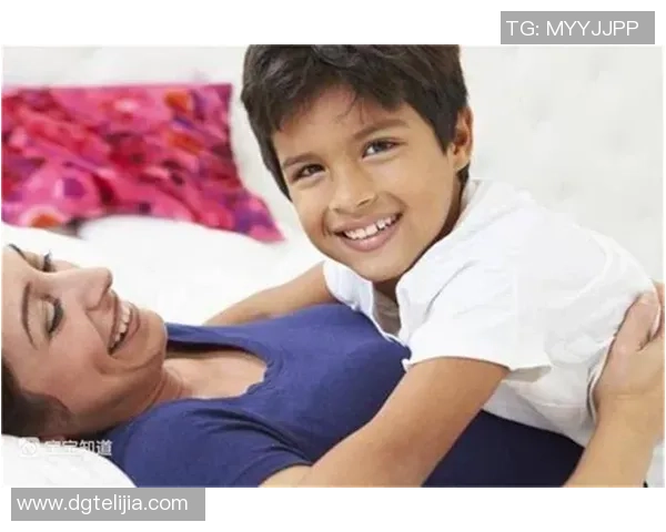 幼儿与足球明星亲密合影展现梦想与希望的美好瞬间