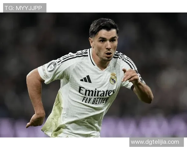 足球明星原地晃人技巧揭秘如何在比赛中轻松过掉对手 足球明星原地晃人技巧揭秘如何在比赛中轻松过掉对手