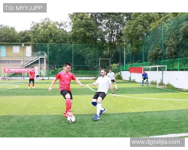 骑摩托的足球明星如何在绿茵场上与速度激情完美结合 骑摩托的足球明星如何在绿茵场上与速度激情完美结合