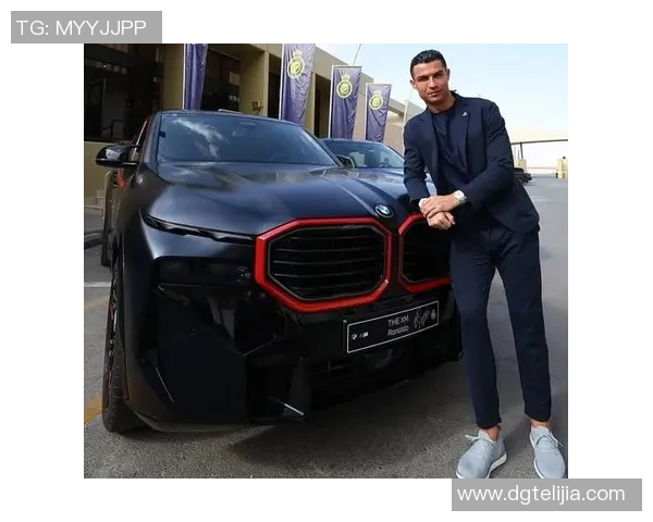 足球明星大佬齐聚一堂精彩合影展现足坛魅力与友谊的珍贵瞬间